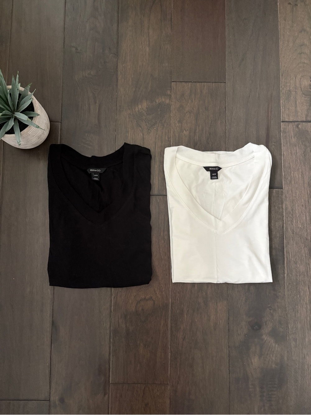 RW&CO. V-Neck Short Sleeve Tees Bundle - Black & White Set